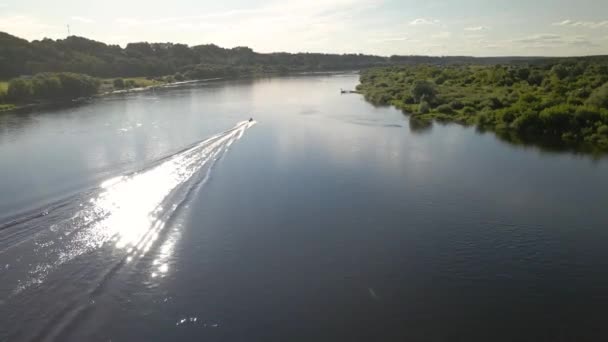 Αεροφωτογραφία Πλοίου Που Πλέει Στον Ποταμό Νεμούνα Όμορφη Φύση Κοντά — Αρχείο Βίντεο