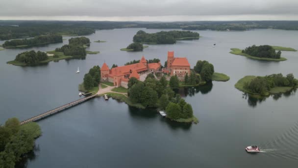 Luchtopname Van Het Trakai Kasteel Omringd Door Bomen Boven Het — Stockvideo