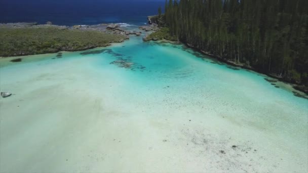 Zoom Aérien Rapide Loin Piscine Naturelle Dans Baie Oro Île — Video