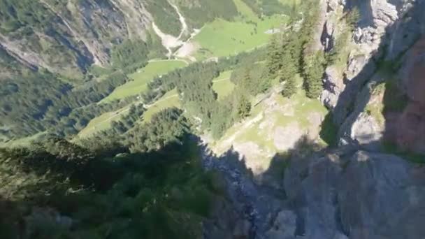 Fpv Aus Der Luft Taucht Zwischen Bäumen Trockenen Flussbett Brandnertal — Stockvideo