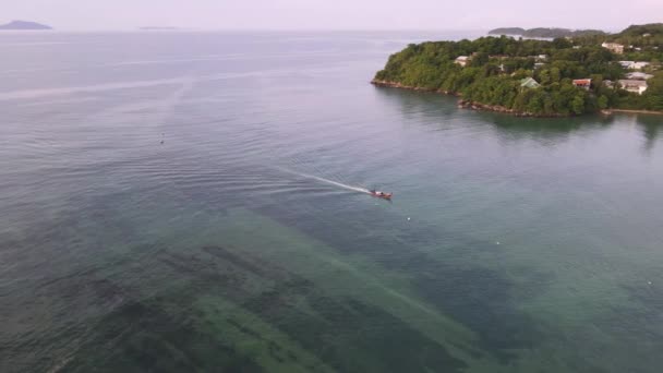 Drone Aéreo Sobre Praia Tailândia Oceano Azul Tropical Com Barco — Vídeo de Stock