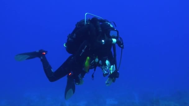 Technical Diver Diving Rebreather Deep Blue Water Red Sea — Stock Video