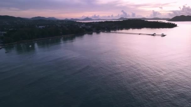 Drone Antenn Soluppgången Över Tropiska Thailand Stranden Med Piren Panorera — Stockvideo