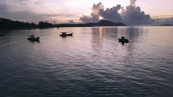 Drone Antenn Soluppgången Låg Vatten Nära Thailändska Motorbåtar Med Stora — Stockvideo