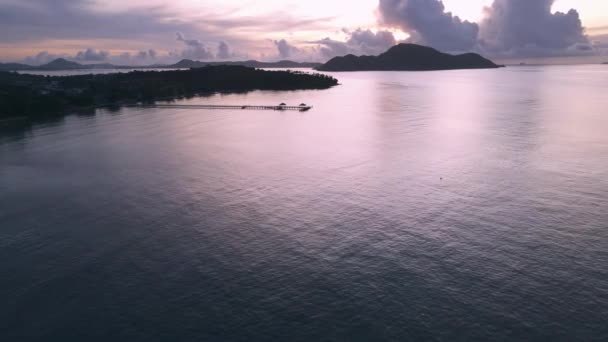 Drone Antenna Thaiföld Felett Strand Napkeltekor Strand Óceán Hegyoldalon Móló — Stock videók