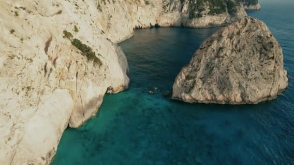 Dramático Dron Aéreo Volteado Sobre Rocas Mar Azul — Vídeos de Stock
