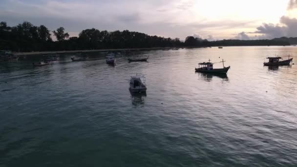 Drone Aéreo Lento Movimiento Paralaje Sobre Agua Azul Tropical Durante — Vídeo de stock