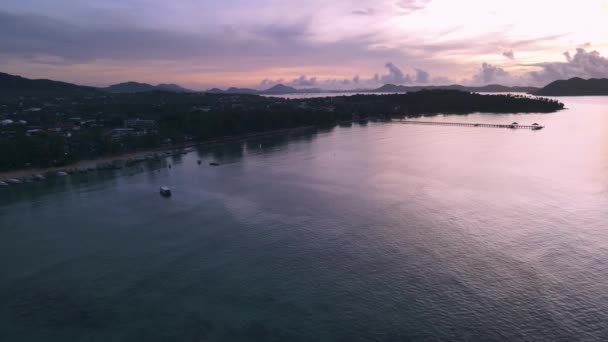 Dron Anteny Podczas Wschodu Słońca Nad Tropikalną Plażą Tajlandii Molo — Wideo stockowe