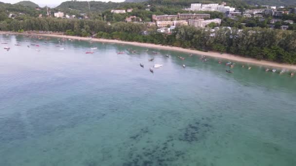 Drone Antenn Över Tropiskt Blått Vatten Med Thailändska Motorbåtar Grön — Stockvideo