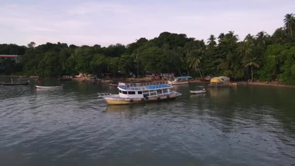 Drone Antenn Långsamt Flytta Bakåt Med Thailändska Båtar Över Tropiskt — Stockvideo