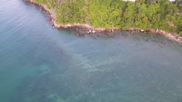 Drohne Schwebt Langsam Über Tropischem Blauem Wasser Thailand Mit Häusern — Stockvideo