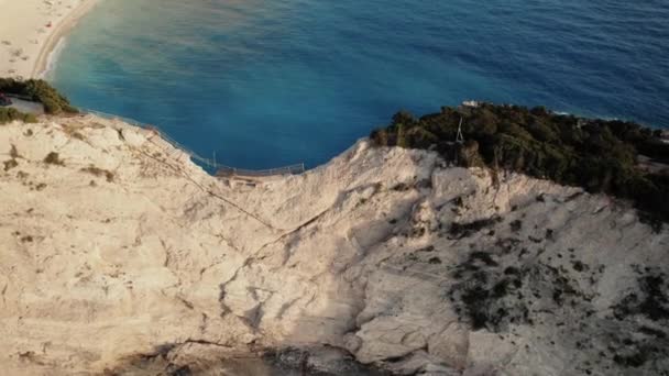 青い海の岩の上で撃たれた壮大な空中ドローン — ストック動画