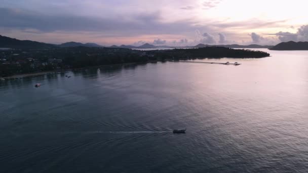 日の出の間にタイ上空を無人航空機が海上を航行雲と平行 — ストック動画