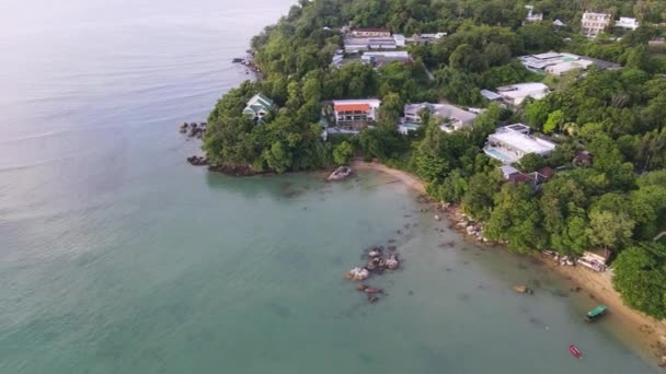 Langsame Parallaxe Der Drohne Über Tropischem Blauem Wasser Mit Grünen — Stockvideo