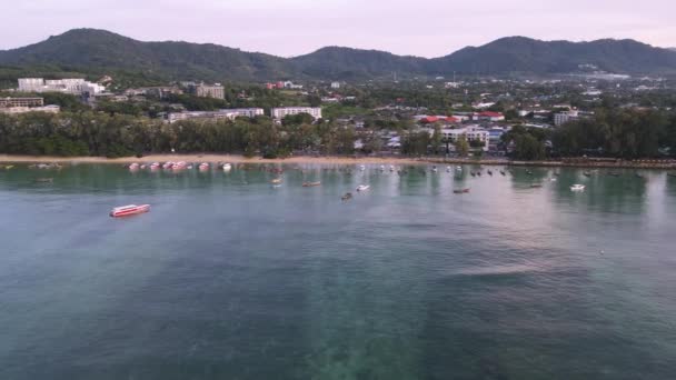 Drone Antenn Över Thailand Strand Med Bil Som Kör Nära — Stockvideo