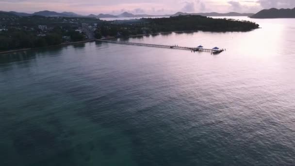 Drone Antenn Panorera Upp Över Blå Havet För Att Brygga — Stockvideo