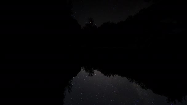 Dramatische Melkweg Tijd Vervallen Reflectie Een Meer Een Bos — Stockvideo