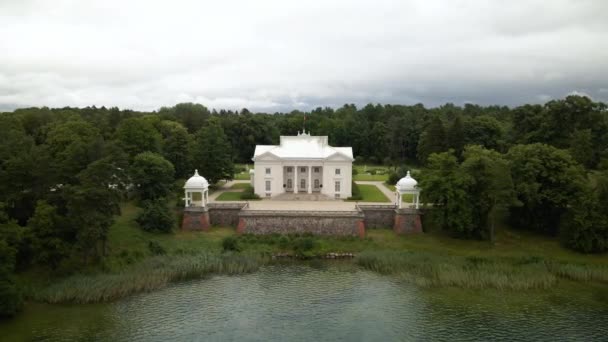 Aerial Shot Uzutrakis Manor House Trakai Lithuania Galves Lake Surrounded — Stock Video