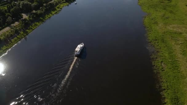 Αεροφωτογραφία Πλοίου Που Πλέει Στον Ποταμό Νεμούνα Όμορφη Φύση Κοντά — Αρχείο Βίντεο