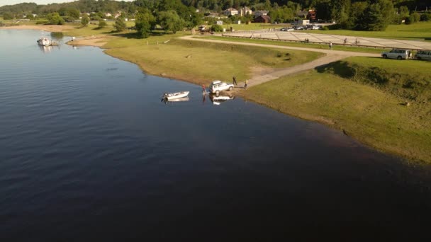 Litvanya Kaunas Yakınlarındaki Nemunas Nehrinden Bir Tekne Çeken Beyaz Bir — Stok video