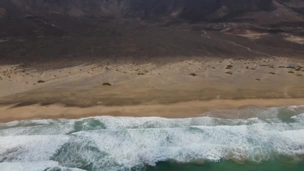 Фантастичний Повітряний Постріл Відкрив Чудові Гори Навколо Пляжу Кофете Хвилі — стокове відео