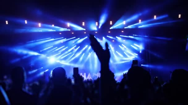 夢のような揺れるコンサートを見て ファンは天国の青いライトの下で一緒に拍手 — ストック動画