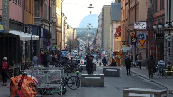 Статический Вид Людей Улице Стокгольме Женщина Велосипеде — стоковое видео