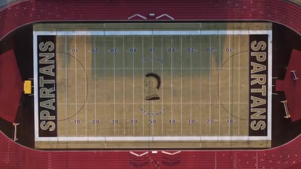 Espartanos Hershey Futebol Campo Atletismo Ascensão Aérea Com Mascote — Vídeo de Stock