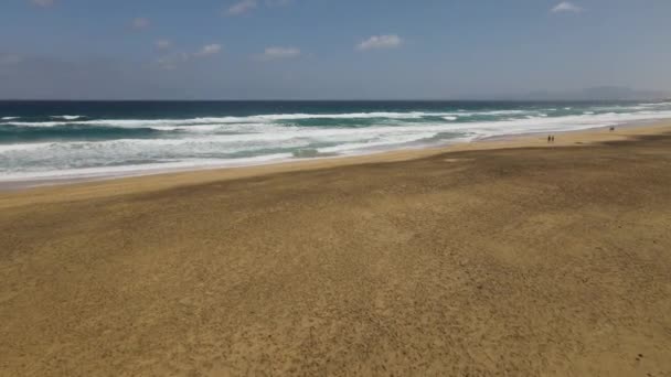 Неймовірний Постріл Сонячний День Проходячи Через Пісок Пляжу Кофете Блакитного — стокове відео