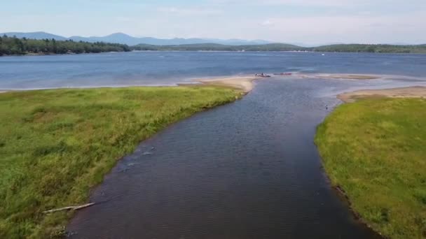 Imágenes Aéreas Drones Sobre Canal Que Conduce Lovewell Pond Maine — Vídeo de stock