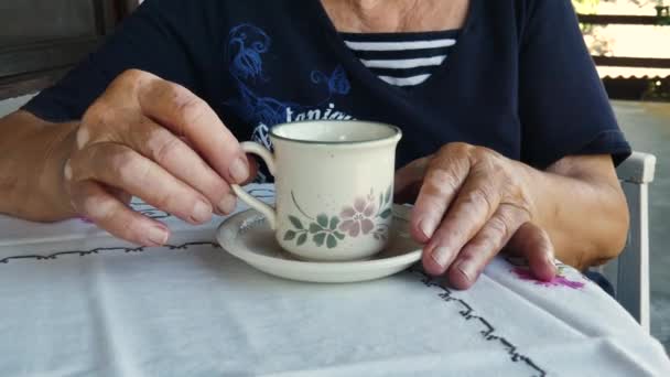 手里拿着白癜风的女人喝咖啡 — 图库视频影像