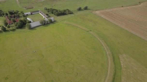 侵略者の空中ビュー バイキングリング要塞 デンマークの考古学的遺跡 — ストック動画