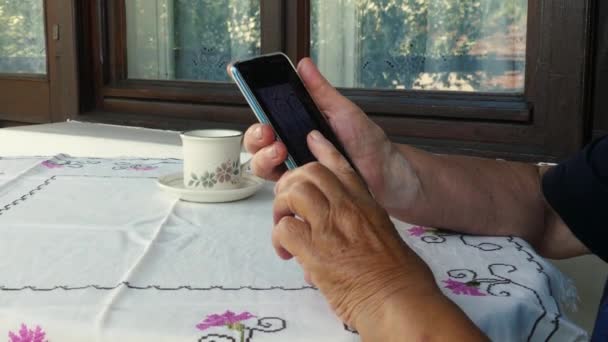 Femme Avec Vitiligo Sur Les Mains Travaillant Sur Téléphone Mobile — Video
