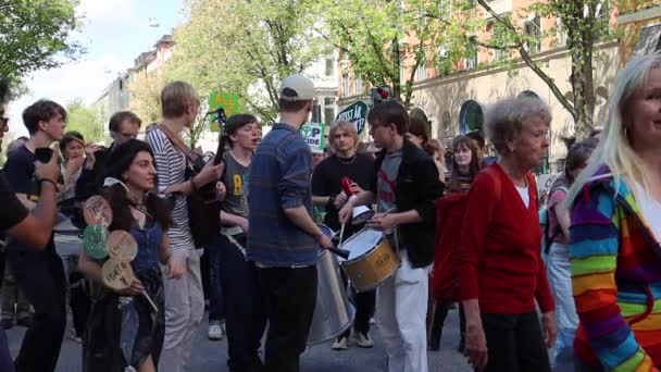 スウェーデンの気候抗議デモ行進で音楽を演奏する若い活動家 Slo — ストック動画