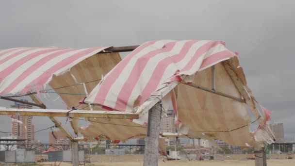 Разбитая Палатка Трепещет Ветру Пляже Облачно Заливе — стоковое видео