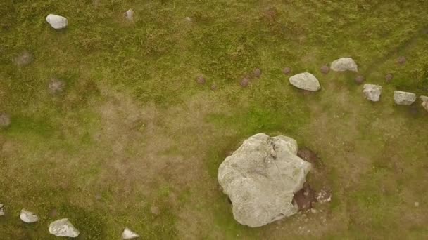 Vista Aérea Long Barrow Dolmen Portal Túmulo Luz Dia Ascender — Vídeo de Stock