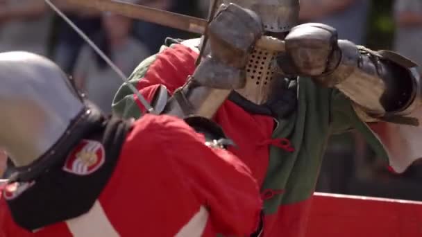 Behourd Danish Knight Fighters Full Protective Steel Armour Fighting Sword — Vídeo de stock