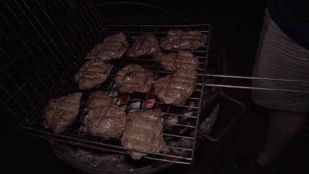 Snijden Stuk Vlees Grill Controleren Het Gekookt — Stockvideo