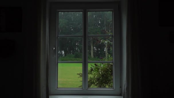 Βροχή Πέφτει Στην Αυλή Και Την Βλέπουν Από Παράθυρο Pov — Αρχείο Βίντεο