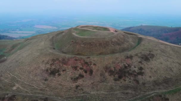 イングランドのマルバーン丘陵にあるヘレフォードシャー ビーコンは 段々畑地帯に現在見られる古代の要塞跡である — ストック動画