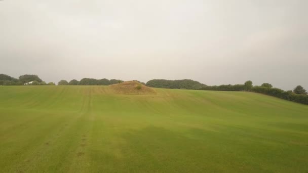 田園地帯の緑の丘陵地帯にある保存されたパトリモイン古墳のドローンビュー — ストック動画