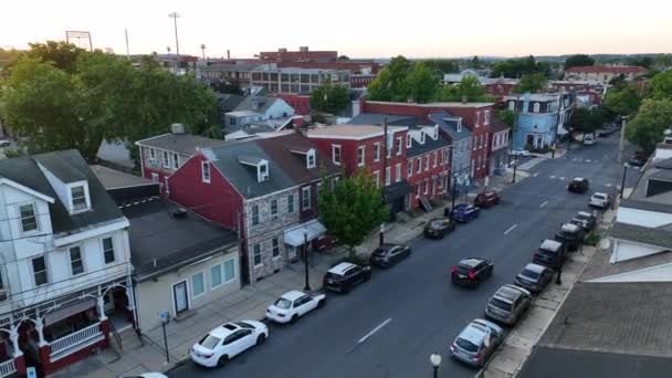 Verkehr Auf Der Straße Amerikanischen Städten Mehrfamilienhäuser — Stockvideo