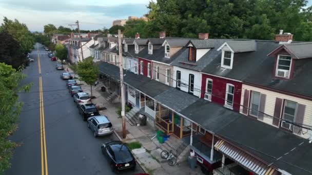 Amerikanische Häuser Urbanen Städten Geparkte Autos Auf Straße Gehweg Und — Stockvideo