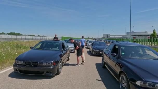 宝马M5 E39汽车在德国丁戈林宝马工厂外排队 应邀作为嘉宾参加了宝马汽车运动50周年庆典 玩具枪 — 图库视频影像
