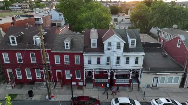 Crime Aux États Unis Gang Marche Rue Par Maisons Dans — Video