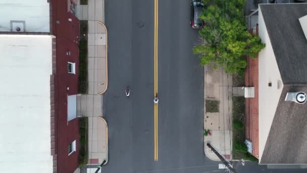 在美国市中心的城市街道上 男孩子们骑自行车 住宅住宅区自上而下的天线 — 图库视频影像