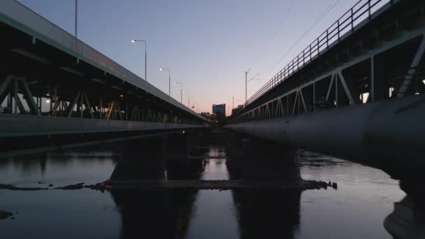 Penerbangan Melalui Tengah Jembatan Gdansk Dengan Pemandangan Panorama Modern Warsawa — Stok Video