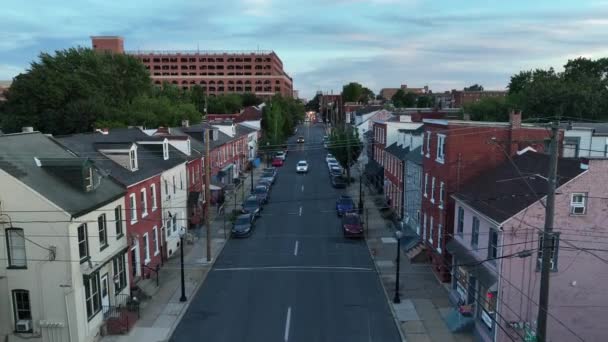 Quartier Résidentiel Urbain Soirée Voitures Dans Rue Avec Phares Allumés — Video