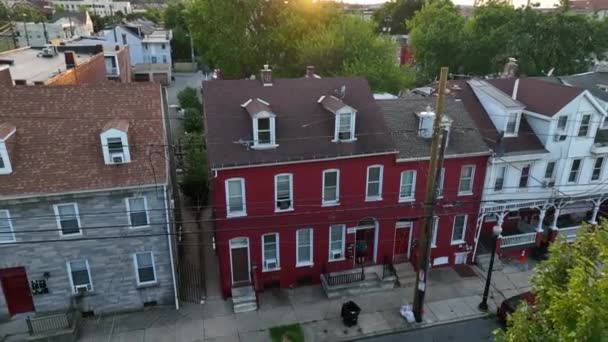 Working Poor Den Usa Wohnungsbau Der Innenstadt Luftaufnahme Des Sonnenuntergangs — Stockvideo