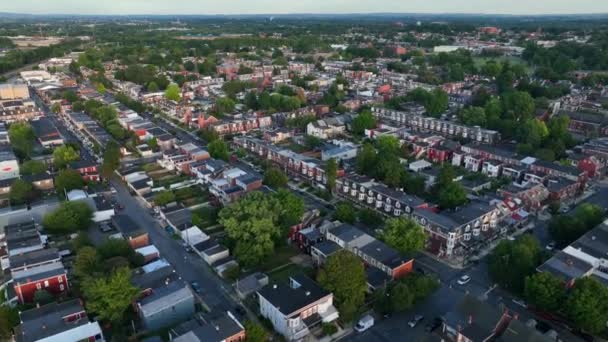 アメリカの都市 アメリカの大都市でのダウンタウンの住宅ビュー 夜間の夏の空中光 — ストック動画
